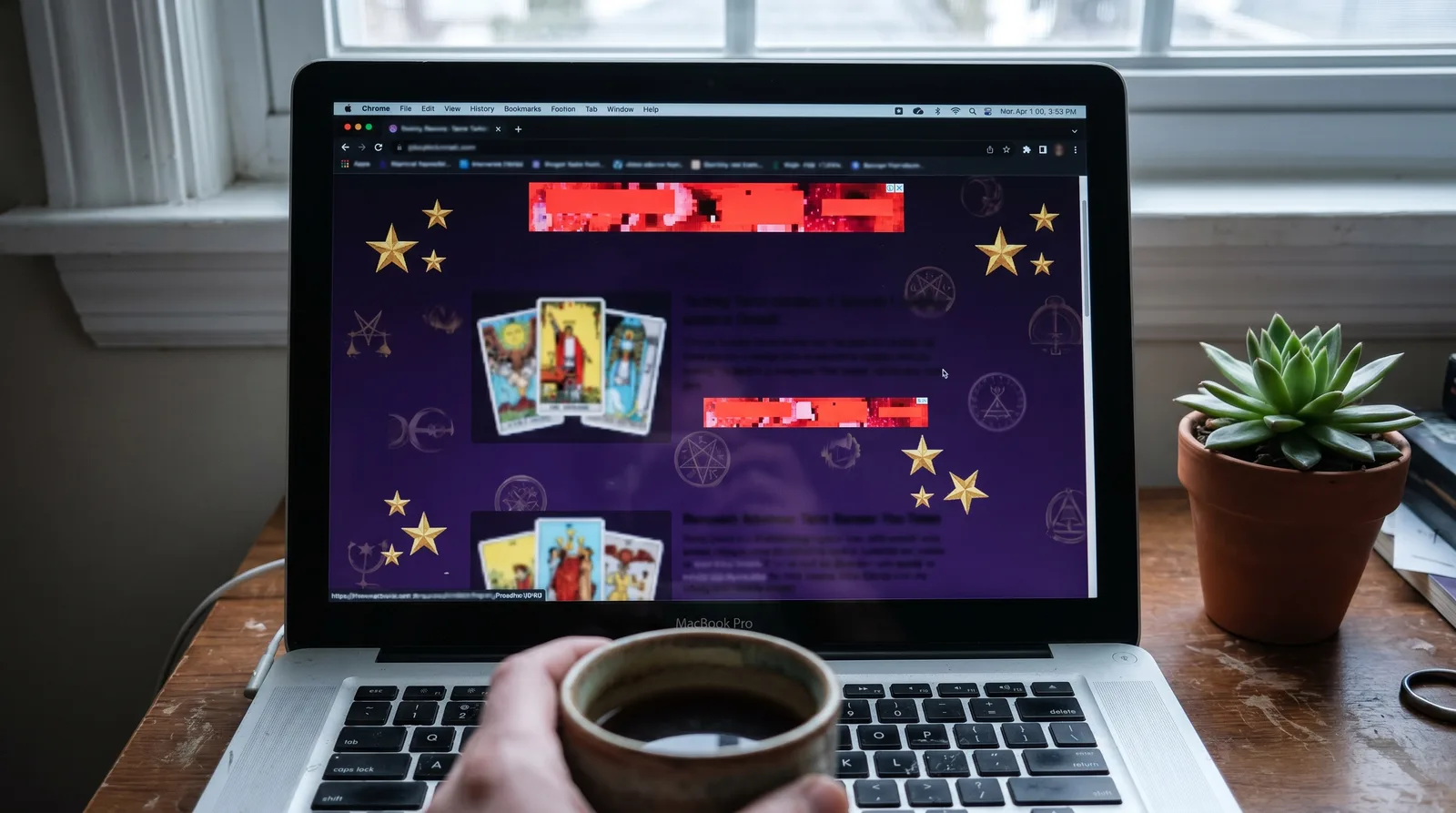 Màn hình laptop hiển thị một website tarot tiếng Việt cũ kỹ — biểu tượng của vấn đề bọn mình muốn giải