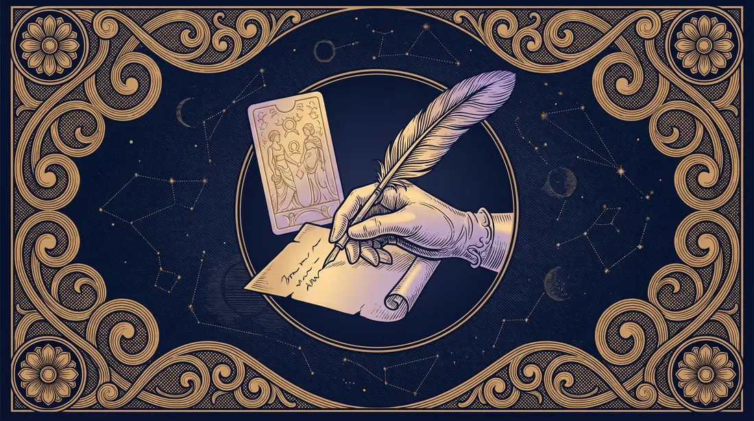 Bàn tay viết một câu hỏi lên giấy bên cạnh lá tarot